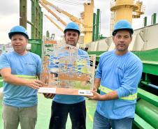Colaboradores da Portos do Paraná comemoram pentacampeonato com troféu itinerante