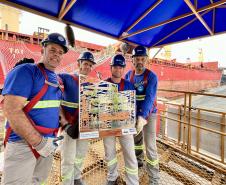 Colaboradores da Portos do Paraná comemoram pentacampeonato com troféu itinerante