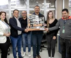 Colaboradores da Portos do Paraná comemoram pentacampeonato com troféu itinerante