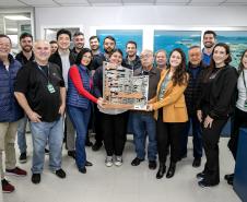 Colaboradores da Portos do Paraná comemoram pentacampeonato com troféu itinerante