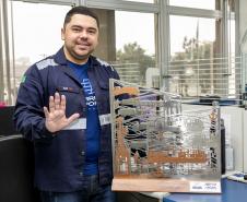 Colaboradores da Portos do Paraná comemoram pentacampeonato com troféu itinerante