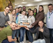 Colaboradores da Portos do Paraná comemoram pentacampeonato com troféu itinerante