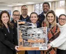 Colaboradores da Portos do Paraná comemoram pentacampeonato com troféu itinerante