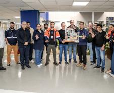 Colaboradores da Portos do Paraná comemoram pentacampeonato com troféu itinerante