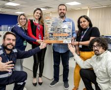 Colaboradores da Portos do Paraná comemoram pentacampeonato com troféu itinerante