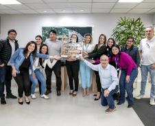 Colaboradores da Portos do Paraná comemoram pentacampeonato com troféu itinerante