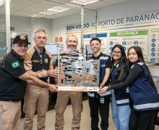 Colaboradores da Portos do Paraná comemoram pentacampeonato com troféu itinerante
