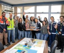 Colaboradores da Portos do Paraná comemoram pentacampeonato com troféu itinerante