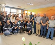 Colaboradores da Portos do Paraná comemoram pentacampeonato com troféu itinerante