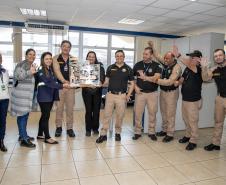 Colaboradores da Portos do Paraná comemoram pentacampeonato com troféu itinerante