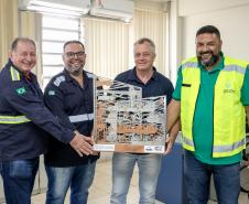 Colaboradores da Portos do Paraná comemoram pentacampeonato com troféu itinerante
