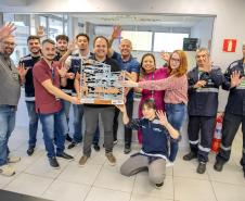 Colaboradores da Portos do Paraná comemoram pentacampeonato com troféu itinerante