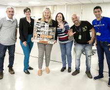 Colaboradores da Portos do Paraná comemoram pentacampeonato com troféu itinerante
