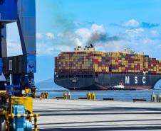 Poluição atmosférica de navios diminui no Porto de Paranaguá
