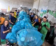 Portos do Paraná participa de mutirão de limpeza na Ilha do Mel e retira quase 3 toneladas de resíduos