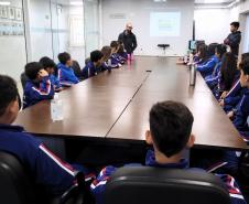 Alunos visitam o Porto de Antonina e aprendem sobre o meio ambiente no litoral do Estado