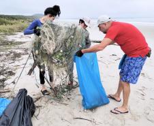Portos do Paraná participa de mutirão de limpeza na Ilha do Mel e retira quase 3 toneladas de resíduos