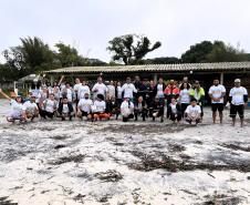 Portos do Paraná participa de mutirão de limpeza na Ilha do Mel e retira quase 3 toneladas de resíduos