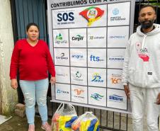 Comunidade portuária paranaense entrega cestas básicas para famílias atingidas por enchentes no RS