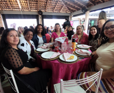 Mulheres prestigiam Feijoada Rosa da Portos do Paraná