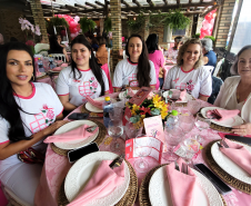 Mulheres prestigiam Feijoada Rosa da Portos do Paraná