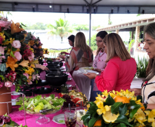 Mulheres prestigiam Feijoada Rosa da Portos do Paraná