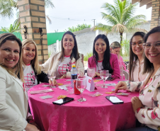 Mulheres prestigiam Feijoada Rosa da Portos do Paraná