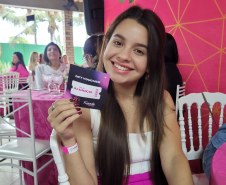 Mulheres prestigiam Feijoada Rosa da Portos do Paraná
