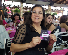Mulheres prestigiam Feijoada Rosa da Portos do Paraná