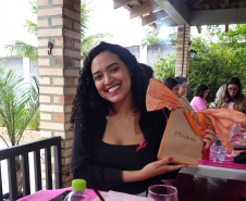 Mulheres prestigiam Feijoada Rosa da Portos do Paraná