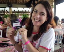 Mulheres prestigiam Feijoada Rosa da Portos do Paraná