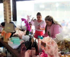 Mulheres prestigiam Feijoada Rosa da Portos do Paraná