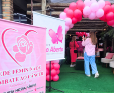Mulheres prestigiam Feijoada Rosa da Portos do Paraná