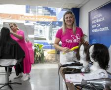 Portuários do Paraná doam cabelos para campanha Outubro Rosa