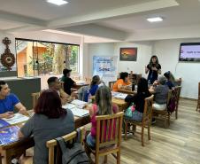 Portos do Paraná oferece aulas de inglês aos comerciantes para atenderem cruzeiristas