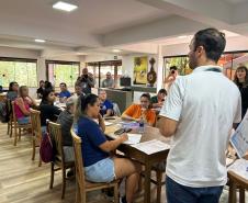 Portos do Paraná oferece aulas de inglês aos comerciantes para atenderem cruzeiristas