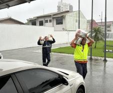 Cestas básicas arrecadadas na Corrida do Porto são distribuídas em Paranaguá