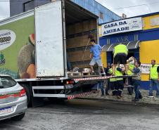 Cestas básicas arrecadadas na Corrida do Porto são distribuídas em Paranaguá