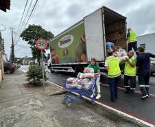Cestas básicas arrecadadas na Corrida do Porto são distribuídas em Paranaguá