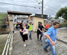 Cestas básicas arrecadadas na Corrida do Porto são distribuídas em Paranaguá