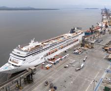 Com mais de 2 mil pessoas a bordo, MSC Armonia desembarca em Paranaguá