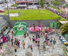 Famílias recebem doações do Natal Solidário da Portos do Paraná
