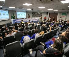 Vencedores do concurso Porto Escola 2024 passeiam de barco pela Baía de Paranaguá