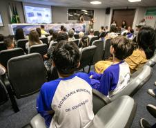 Vencedores do concurso Porto Escola 2024 passeiam de barco pela Baía de Paranaguá