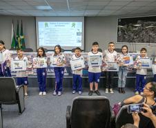 Vencedores do concurso Porto Escola 2024 passeiam de barco pela Baía de Paranaguá