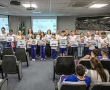 Vencedores do concurso Porto Escola 2024 passeiam de barco pela Baía de Paranaguá