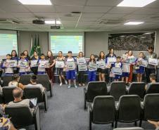 Vencedores do concurso Porto Escola 2024 passeiam de barco pela Baía de Paranaguá