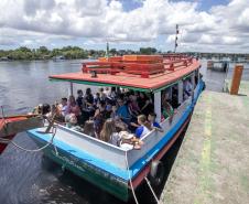 Vencedores do concurso Porto Escola 2024 passeiam de barco pela Baía de Paranaguá