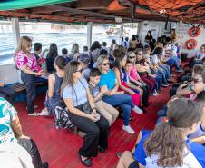 Vencedores do concurso Porto Escola 2024 passeiam de barco pela Baía de Paranaguá
