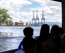 Vencedores do concurso Porto Escola 2024 passeiam de barco pela Baía de Paranaguá